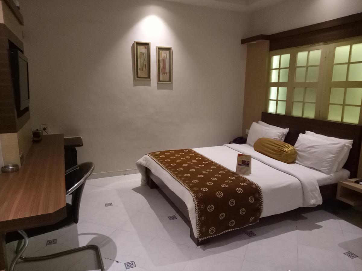 Prithvi Hotels Ahmedabad Eksteriør billede