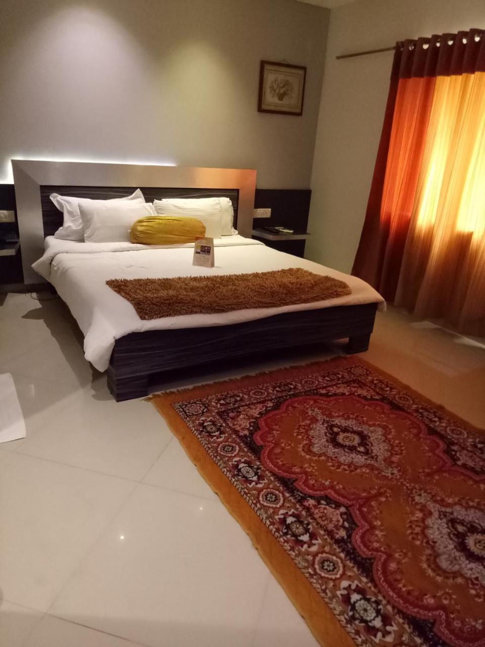 Prithvi Hotels Ahmedabad Eksteriør billede